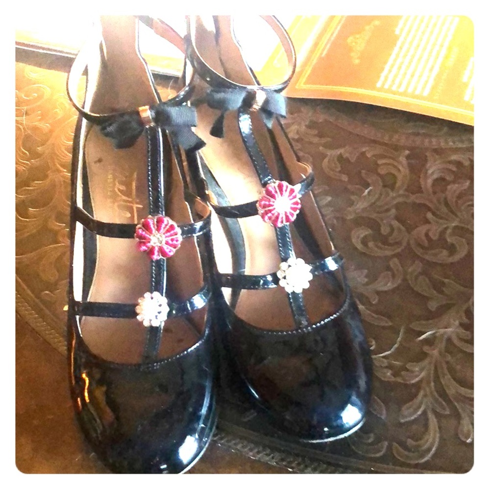 Block heel with flowers and jewelry